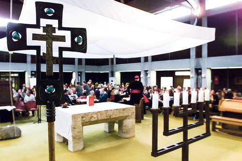 Kreuz und Menorah (Siebenarmiger Leuchter) im Altarraum einer katholischen Kirche als Sinnbild dafür, dass der „Alte Bund“ mit dem Volk Israel nicht aufgekündigt ist und weiter seine Gültigkeit hat. / Franz Josef Rupprecht Kreuz und Menorah (Siebenarmiger Leuchter) im Altarraum einer katholischen Kirche als Sinnbild dafür, dass der „Alte Bund“ mit dem Volk Israel nicht aufgekündigt ist und weiter seine Gültigkeit hat.