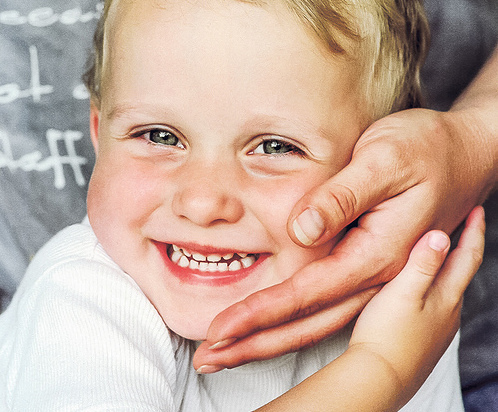 Kleiner Junge mit Hand der MutterAndreas, 3 Jahre alt© Franz Josef Rupprecht, A-7123 Mönchhof, Bank: Raika Mönchhof (BLZ 33054), Kto.: 17.608