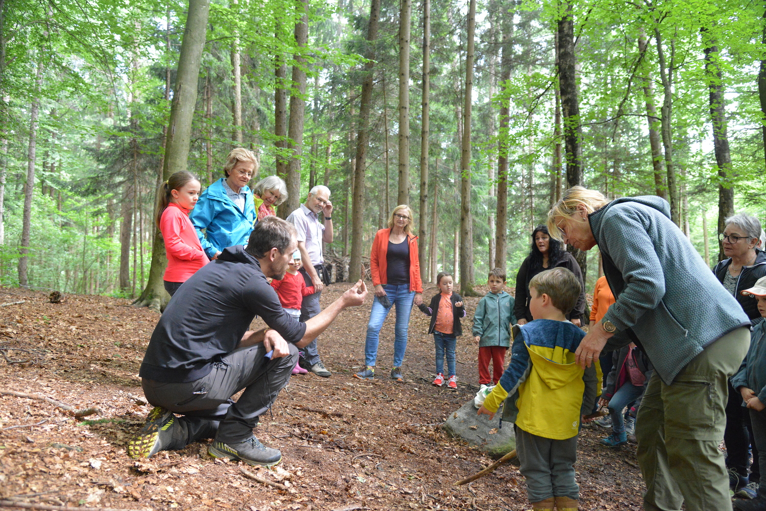 Oma und Opat-Nachmittag im Wal din St. Arbogast Waldp?dagoge und Waldaufseher Rafael Fetz 