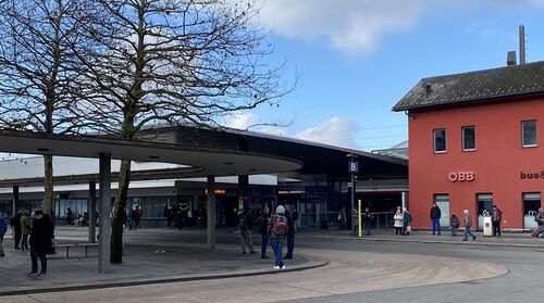 P. Martin Werlen Bahnhöfe erlebt P. Martin Werlen als Orte der Erwartung.