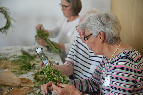 Vernetzungsabend für Blumenschmückerinnen im Pfarrzentrum Altenstadt Stefanie Krüger, Sandra LangHerma SutterlüttySimone AmannRegina Holzer Nathalie Giselbrecht (naturverbunden Feldkirch Altenstadt) Bischof Benno Elbs